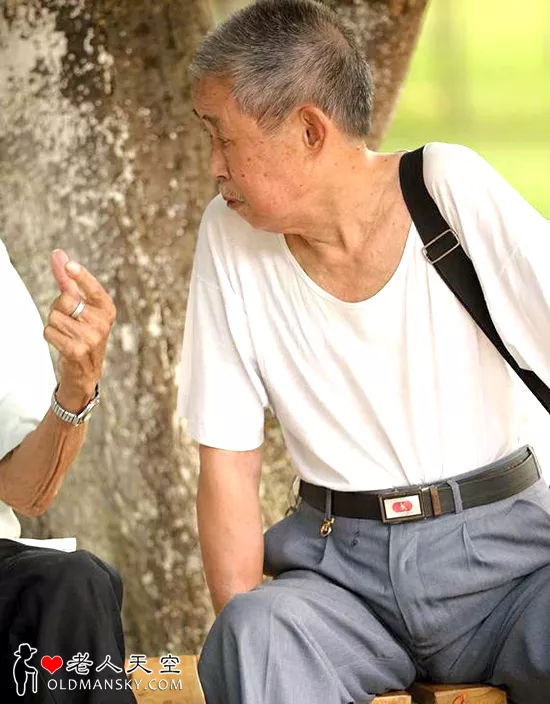 男人胡子长得过快并不是肾虚引起的-2