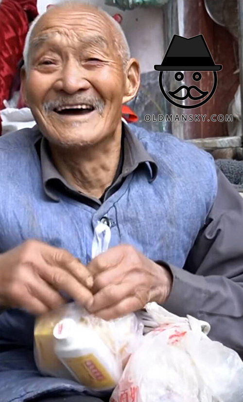 White short hair old man smiled in the street