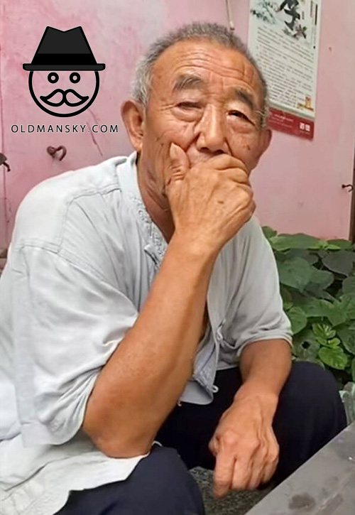 White shirt old man talked in the yard