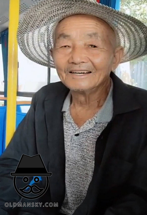 Old man wore a hat by bus