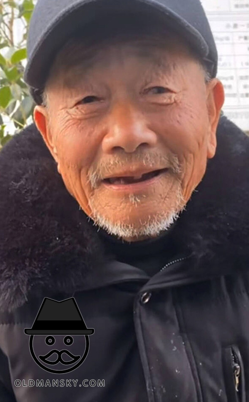 White beard old man wore a brown cap and coat
