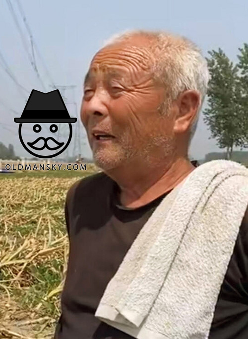 White hair farmer old daddy was resting in the corn field