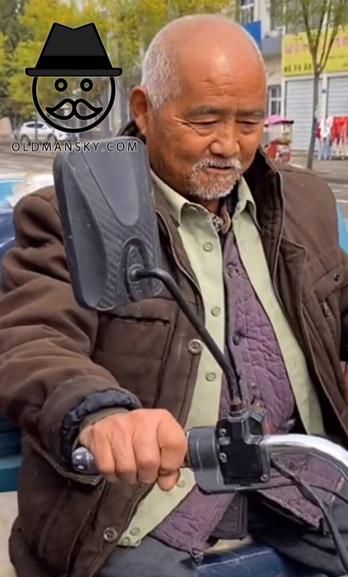 White hair white beard old man sold vegetables in the street