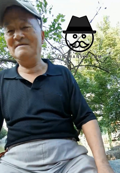 Old man enjoyed the massage in the park
