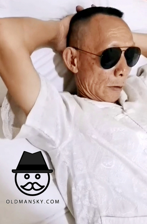 Sunglasses old man talked in the bed