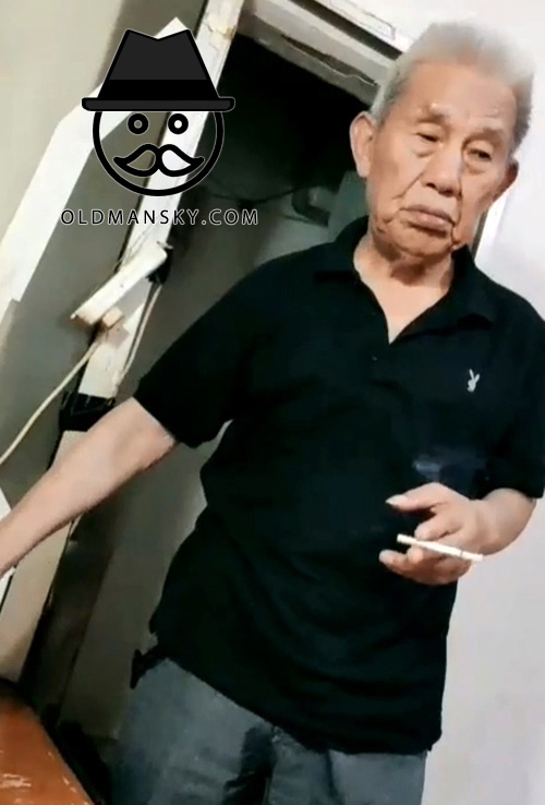 White hair old man in black polo shirt smoke at home