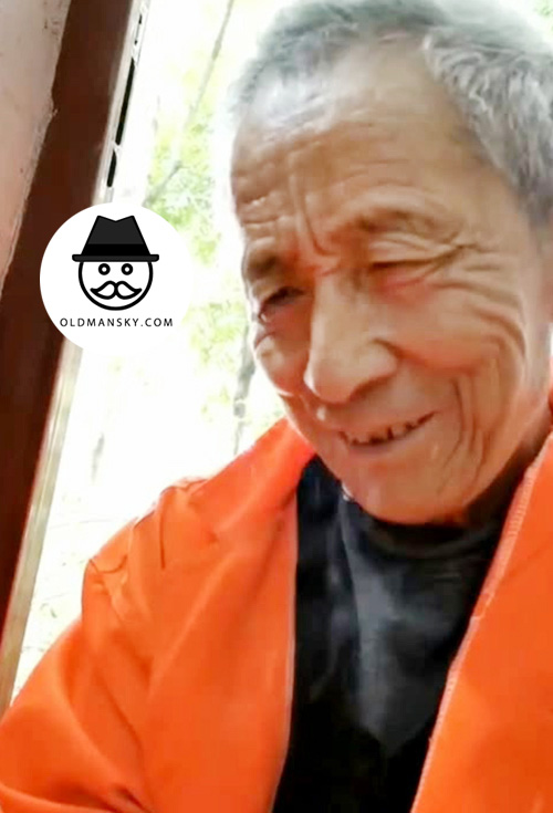 Cleaner old man in orange clothes smoke