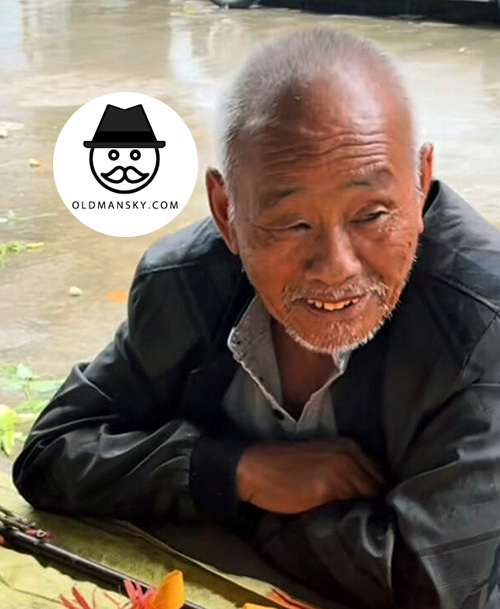 White hair white beard old man in the vegetable market