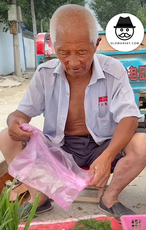 White hair old man sold vegetables on the roadside