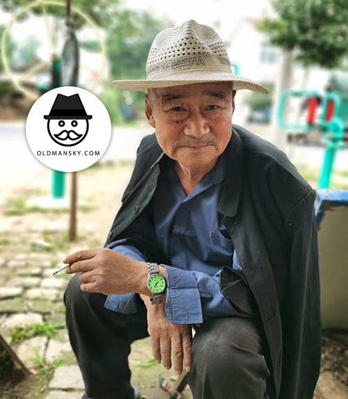 Old daddy wore a white hat was smoking in the park