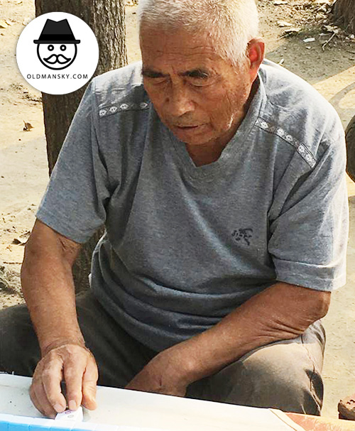 White hair old daddy was playing mahjong in the park