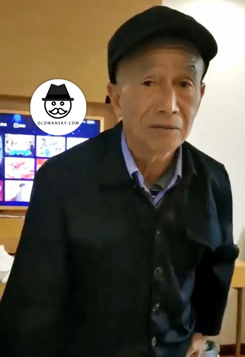 Skinny old man wore brown clothes and hat in the hotel