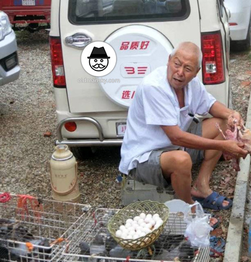 Old daddy sold eggs and chickens on the roadside