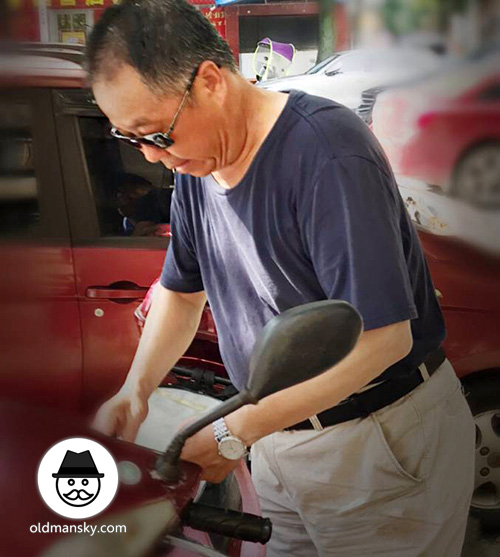 Sunglasses daddy wore black T-shirt in the street