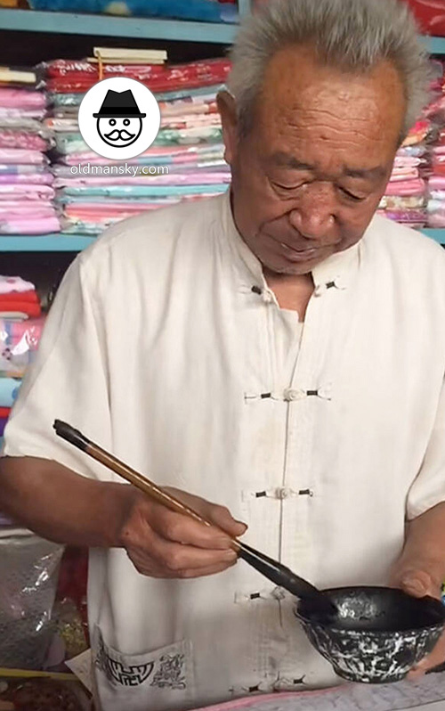 The old man in Tang costume is writing calligraphy