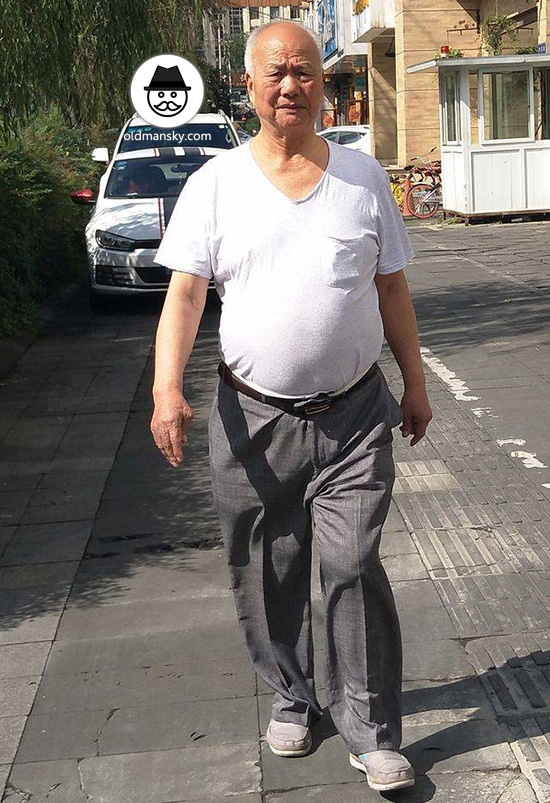 White hair old daddy wore white T-shirt walked in the street - OLDMANSKY