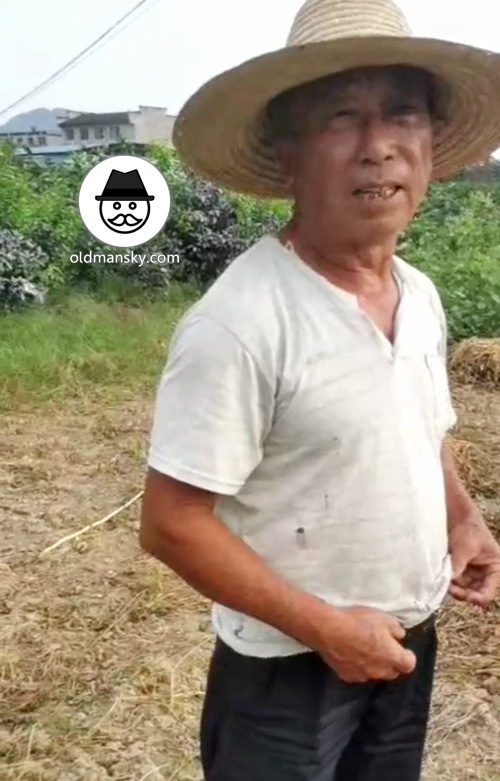 White hair old man wore white undershirt and black trousers worked in the field