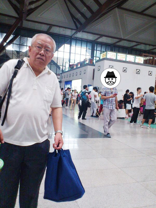 White hair glasses old man wore white polo shirt in the railway staion