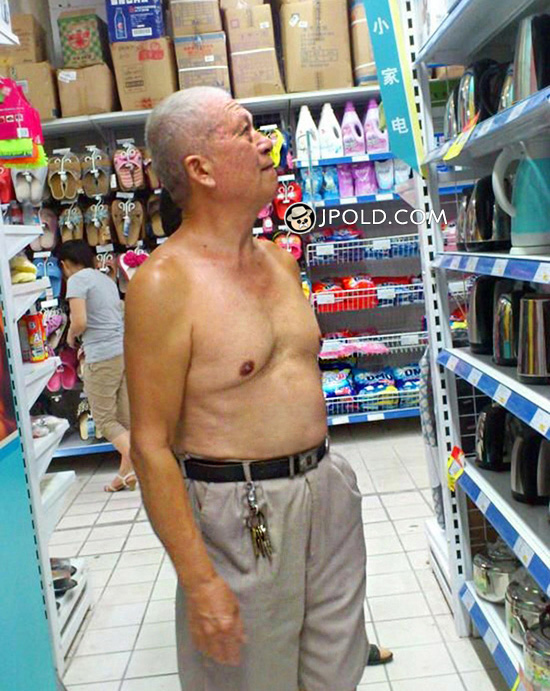 White hair old daddy was shopping in the supermarket