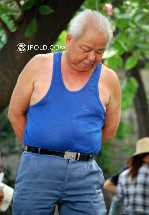 White hair old daddy wore blue vest undershirt and pants in the park ...