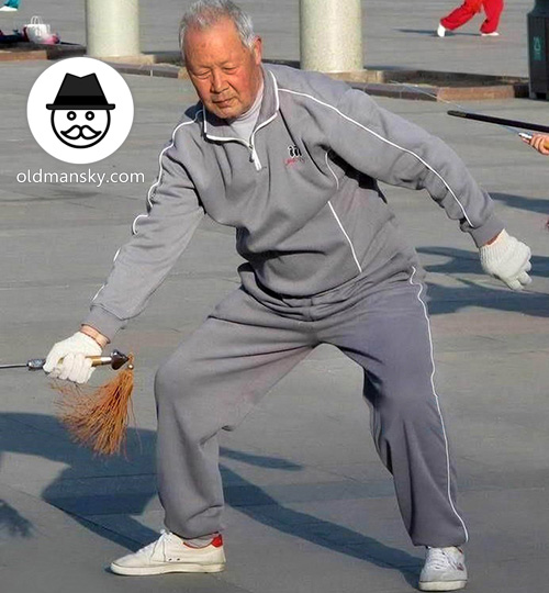 Old man wore gray sports sweater to play Tai Chi