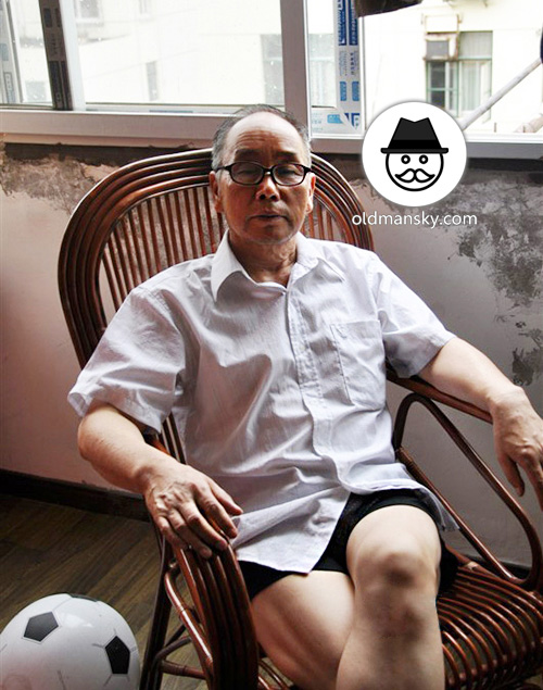 Glasses old man wore white shirt rest on the chair