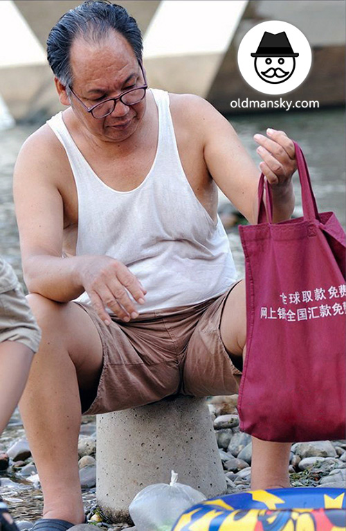 Glasses old daddy wore white vest undershirt sat by the river