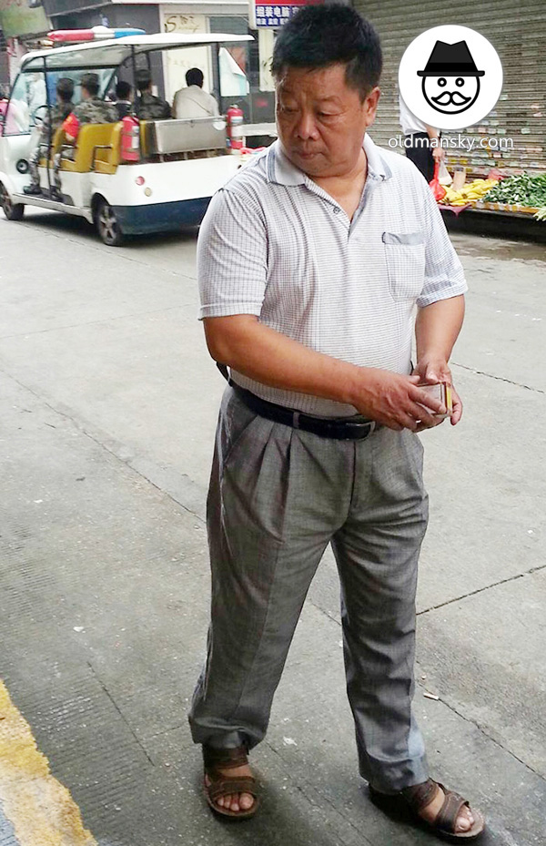 Old-daddy-wore-gray-trousers-walked-in-the-street-market_04
