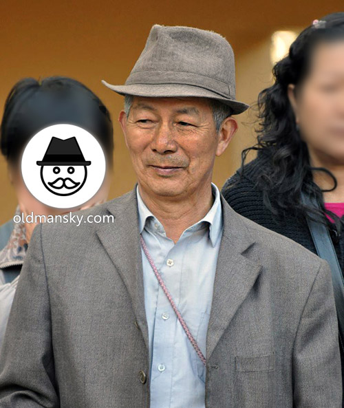 Old man wore gray suit and a hat to trip_04