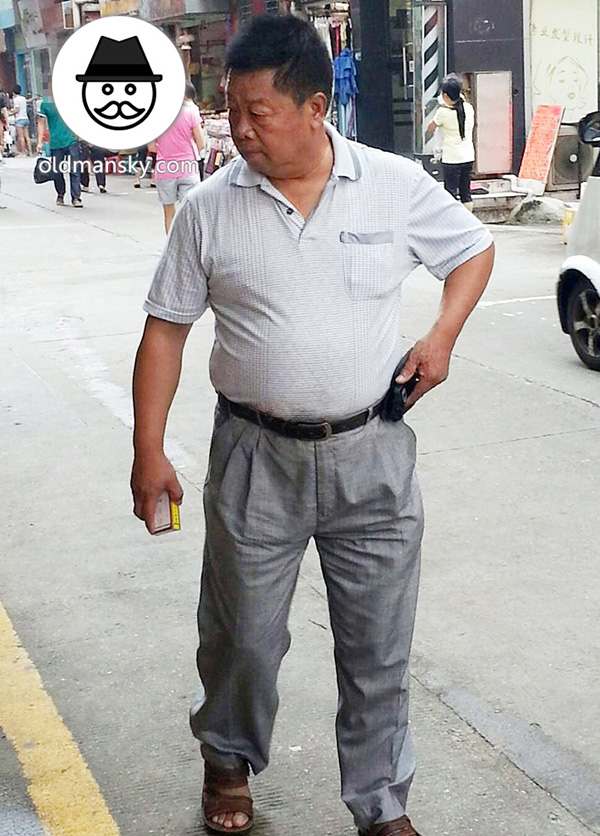 Old-daddy-wore-gray-trousers-walked-in-the-street-market_02