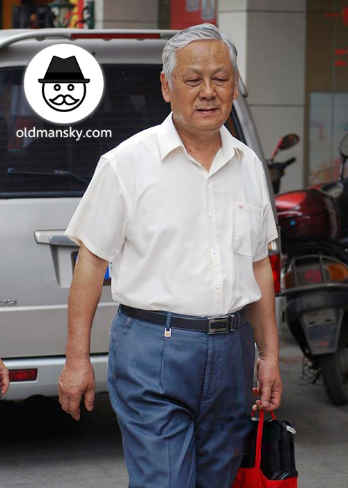 White hair old man wore white shirt and blue trousers in the street_05