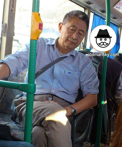 Old daddy wore blue shirt carried a black bag by bus