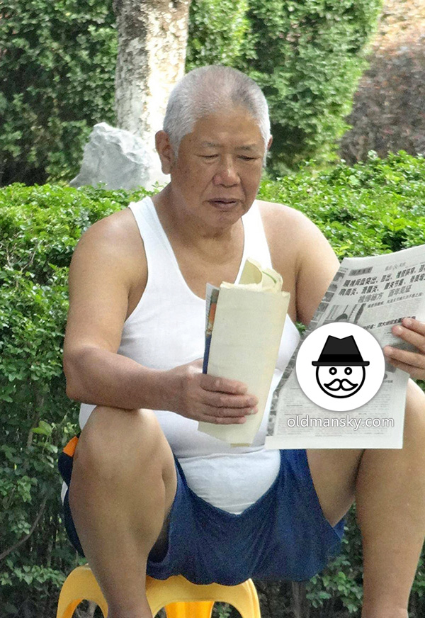 Old daddy wore white vest undershirt and brown middle pants read in the park_02