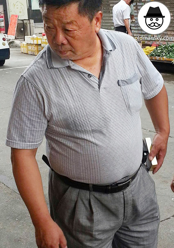 Old-daddy-wore-gray-trousers-walked-in-the-street-market_06