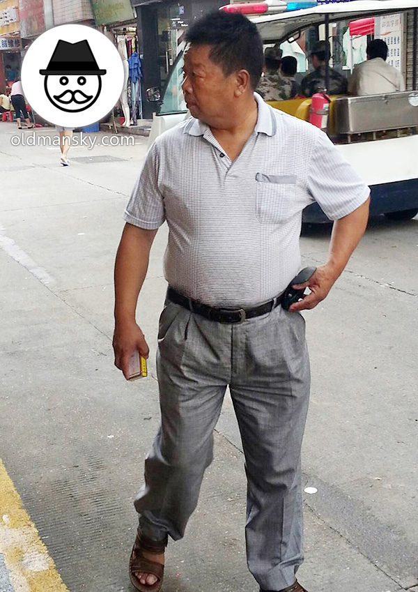 Old-daddy-wore-gray-trousers-walked-in-the-street-market_03