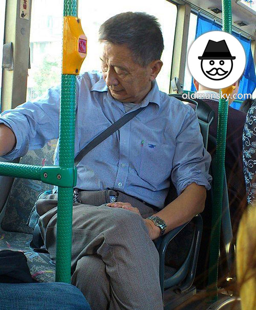Old daddy wore blue shirt carried a black bag by bus_04