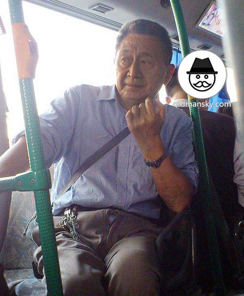 Old daddy wore blue shirt carried a black bag by bus