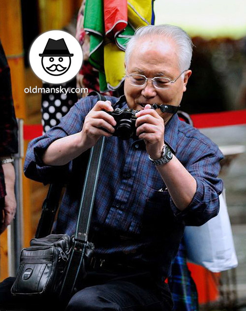 White hair glasses old man took photos in his trip_03