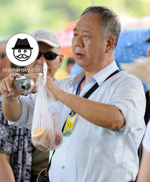Tourist old daddy wore white shirt was tooking picture_03