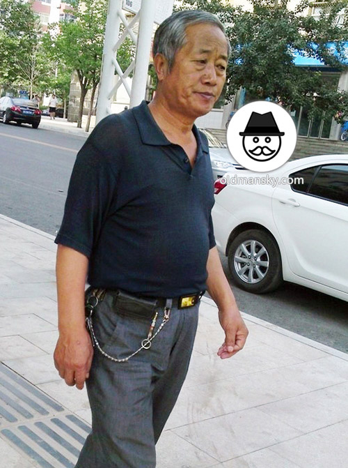 Old daddy wore brown polo shirt and gray trousers walked in the street_04