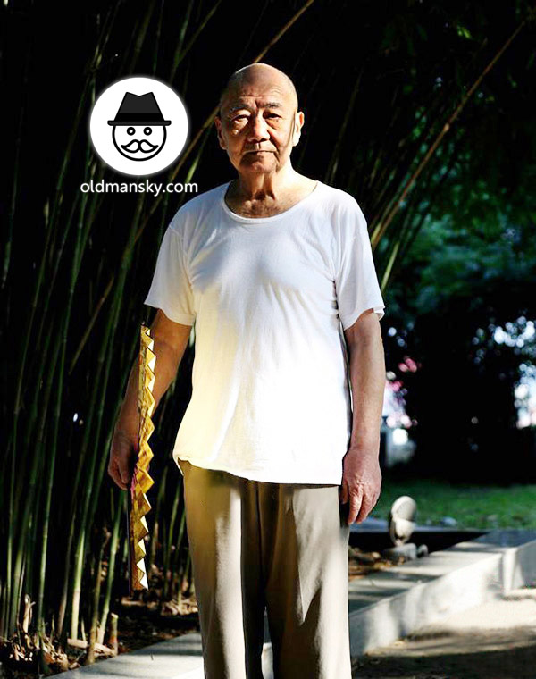 Old man wore white undershirt and coffee color trousers in the park_02