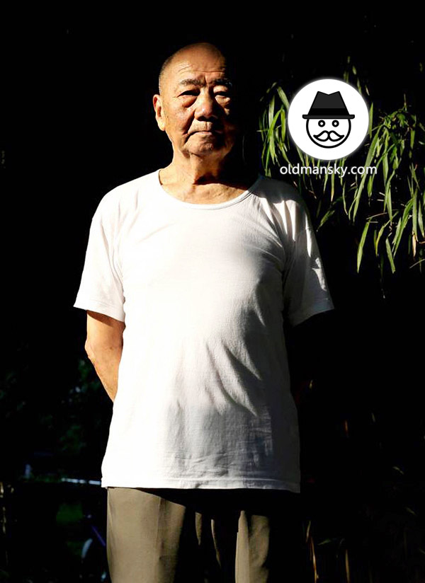 Old man wore white undershirt and coffee color trousers in the park_04