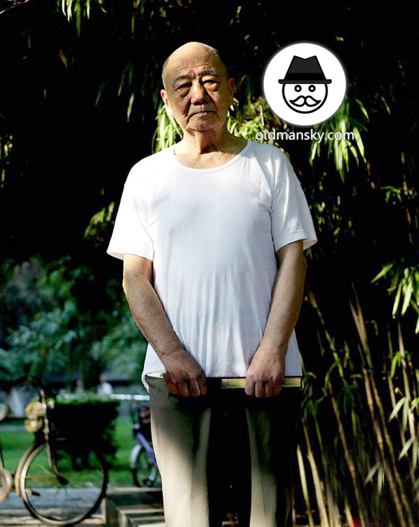 Old man wore white undershirt and coffee color trousers in the park_03