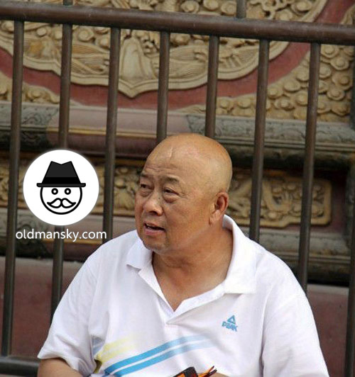 Bald head old daddy wore white polo shirt and middle pants sat on the stair_04