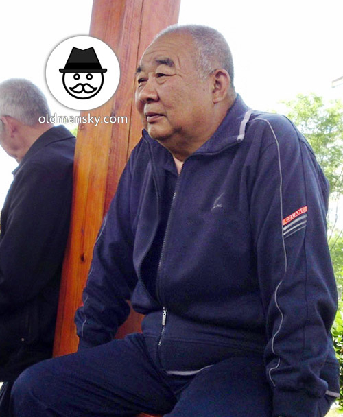 Old daddy wore brown sport suit clothes in the arbour_04