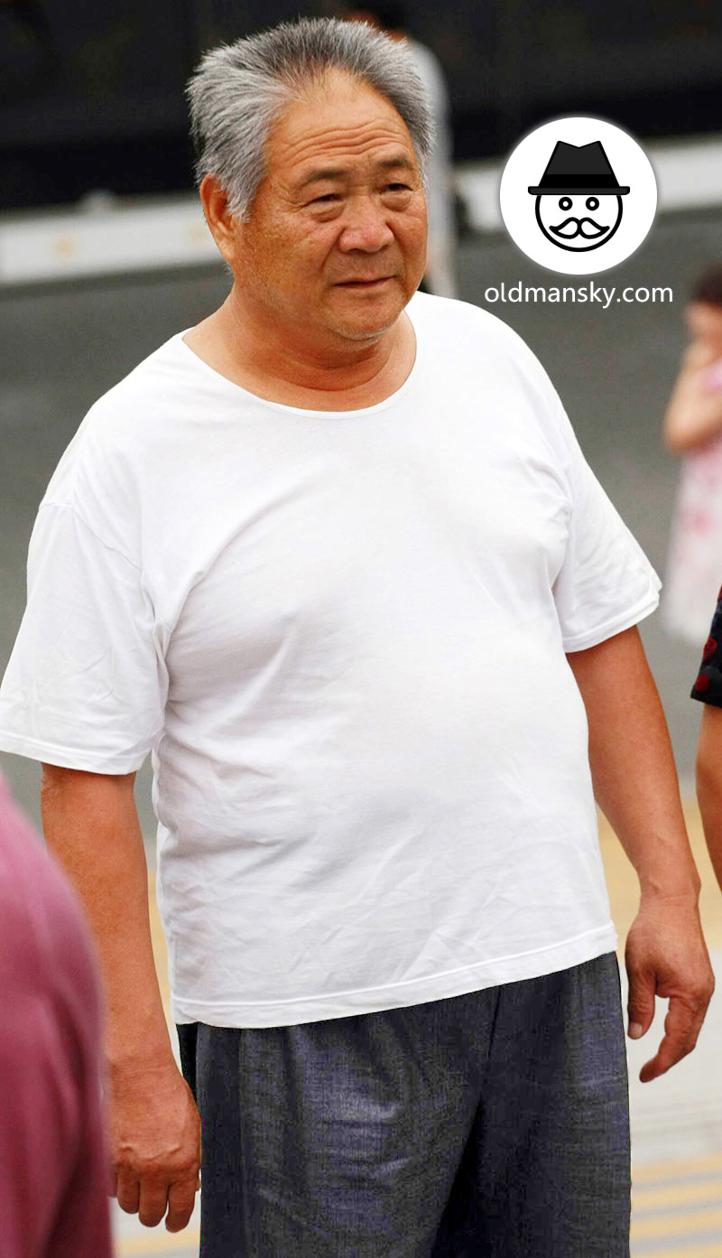 Fat old daddy wore white undershirt walked in the park_03