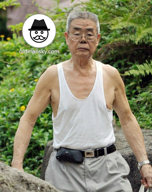 Thin glasses old man wore white vest undershirt and middle pants went shopping_04