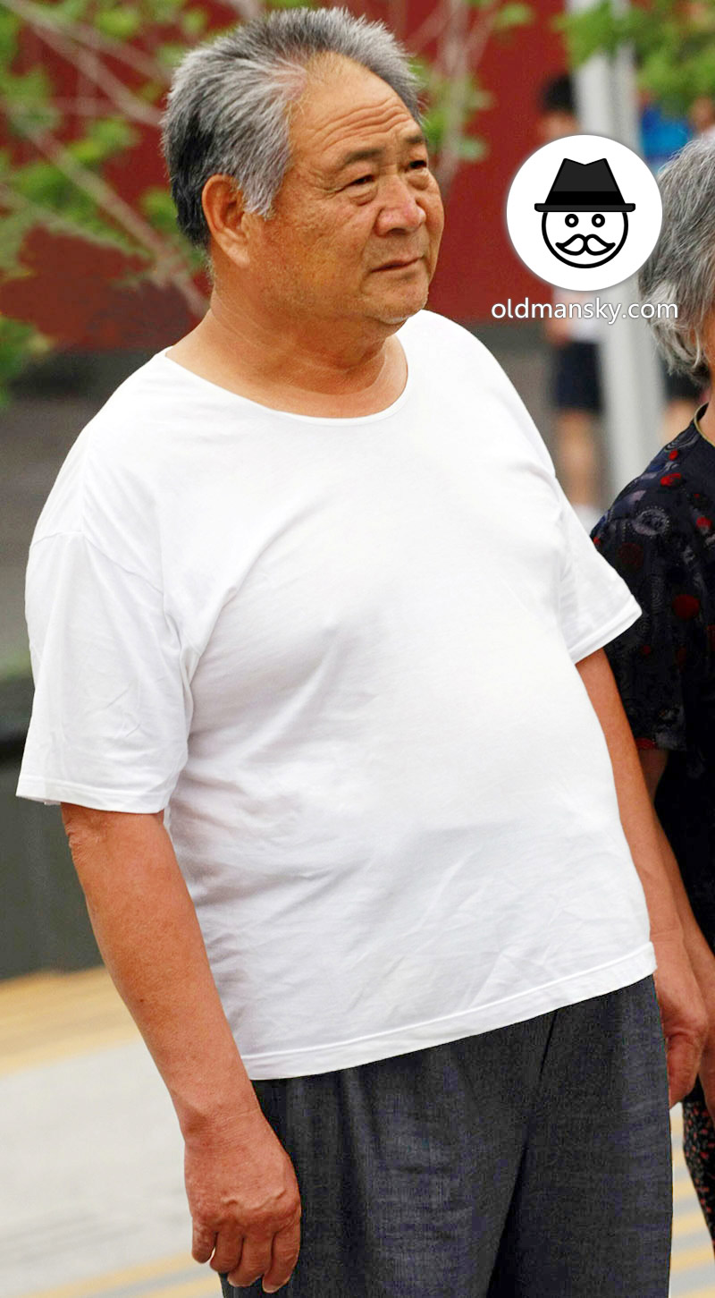 Fat old daddy wore white undershirt walked in the park_05