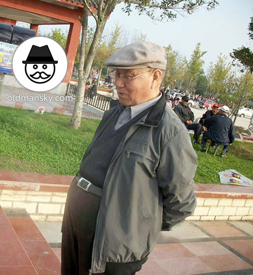 Glasses old man wore a cap stood in the park_04