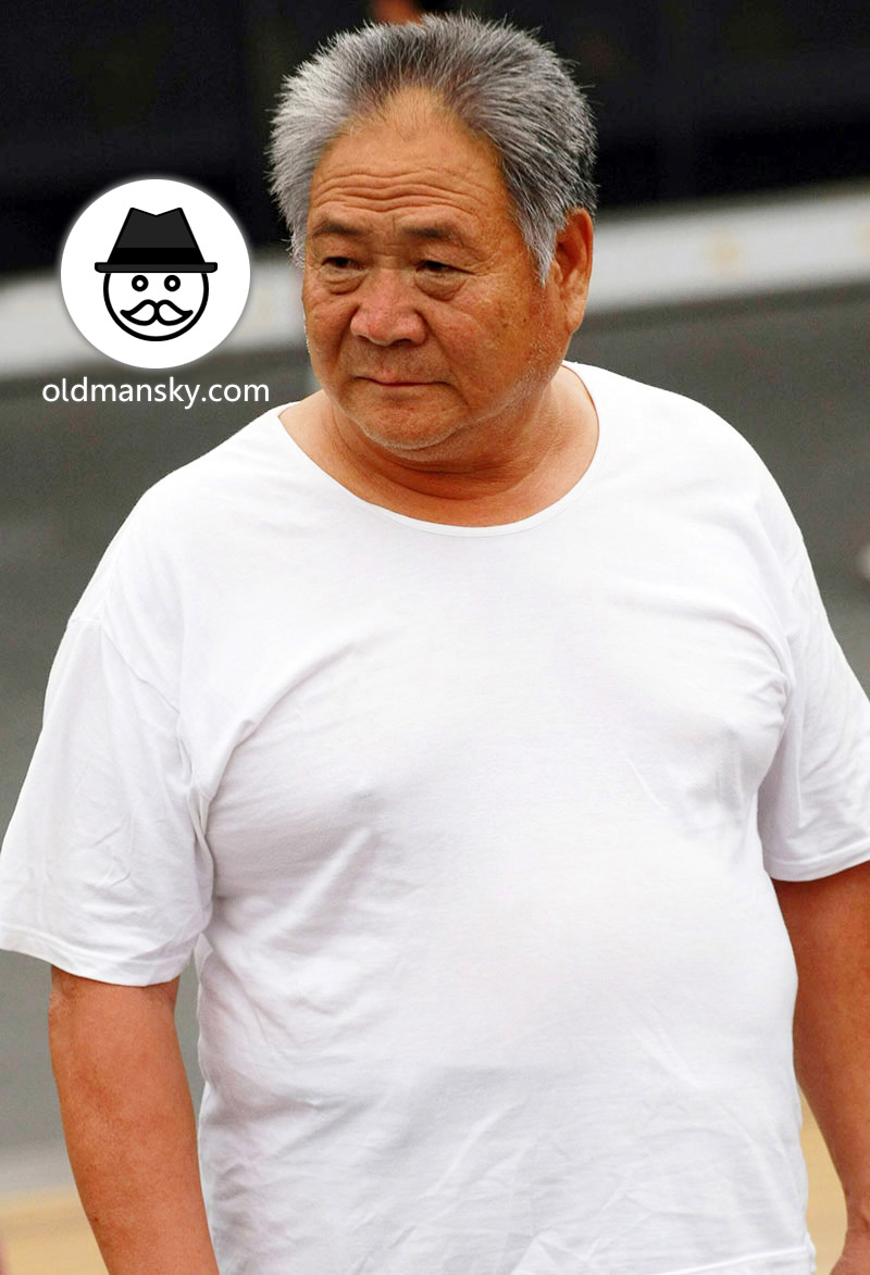 Fat old daddy wore white undershirt walked in the park_04